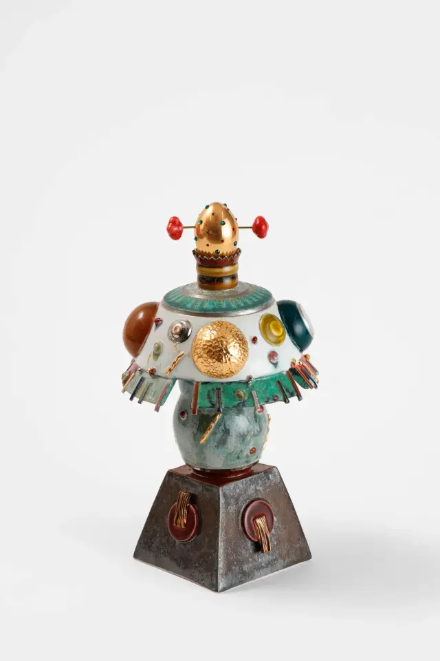 皙華飾 -sekikashoku- ・ 2023 ・ Porcelain clay, glaze, gold, platinum, brass, braided cord