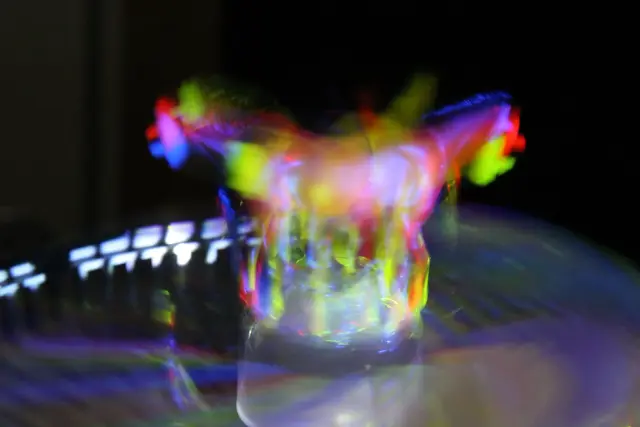 偽彫刻 “imitation sculpture” ・ projector, chalk line, electric fan