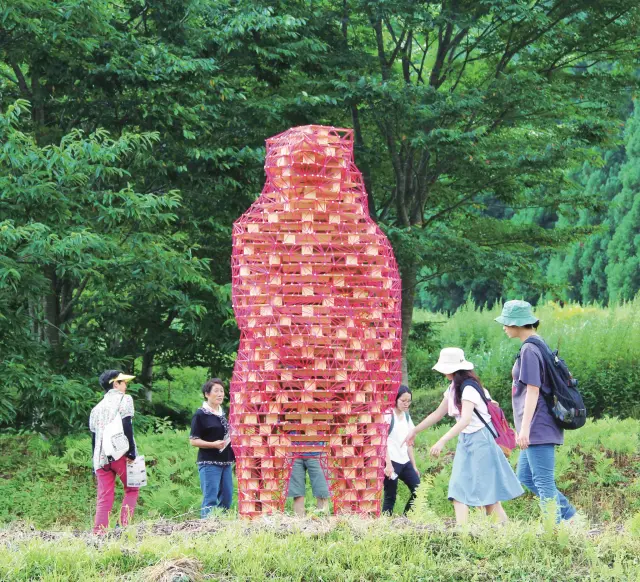 bearer of a message ・ 2015 ・ wood, thread