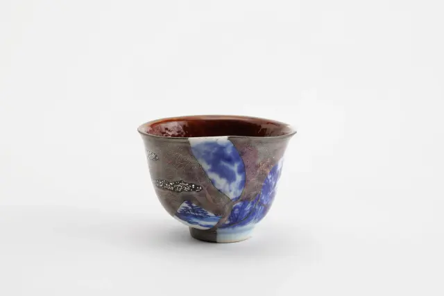 高瀬川 すやり霞湯呑 Teacup, Sweeping Mist; from the Takase River ・ 2024 ・ URUSHI lacquer, pottery fragment from the Takase River, silver, tin, Tonoko stone powder, felt, and Japanese paper of banana leaf
