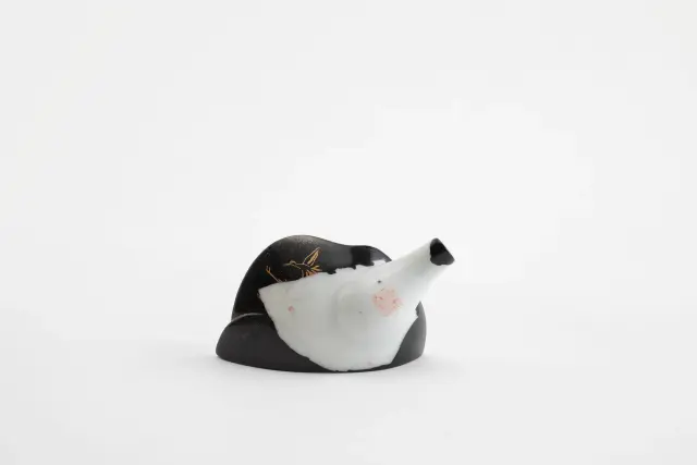 高瀬川 遠景 Over the mountains; from the Takase River ・ 2024 ・ URUSHI lacquer, pottery fragment from the Takase River, gold, tin, Tonoko stone powder, and felt