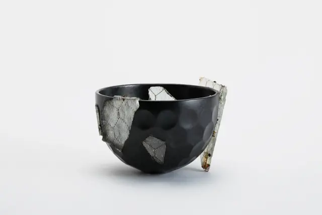 高瀬川 黒白瑠璃碗 Bowl, Black Sasanian glass; from the Takase River ・ 2024 ・ URUSHI lacquer, glass fragment from the Takase River, silver, tin, hemp cloth, Tonoko stone powder, and felt