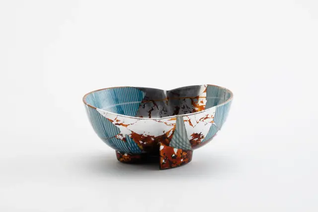 高瀬川 三ツつむじ Three Eddies; from the Takase River ・ 2022 ・ URUSHI lacquer, pottery fragment from the Takase River, aluminum, tin, Tonoko stone powder, and felt